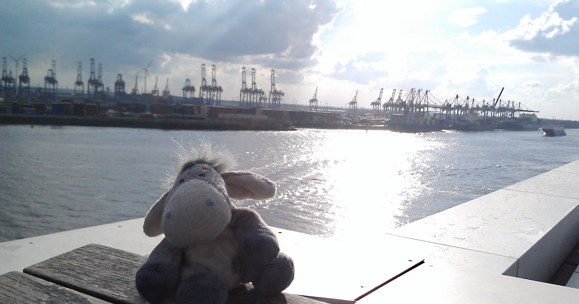 Blick vom Docklands auf die Hafenanlagen in Hamburg