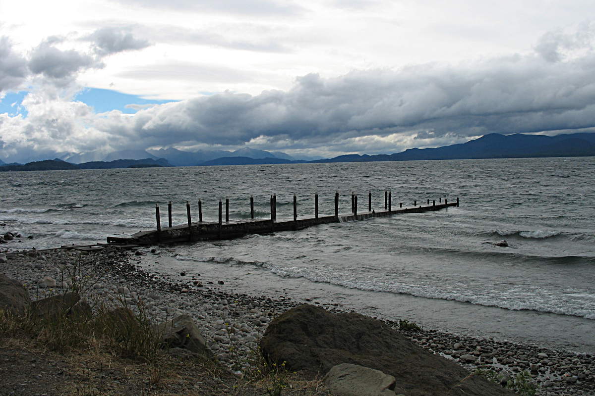 Verwitterter Steg am Ufer des Sees von San Carlos de Bariloche, Argentinien