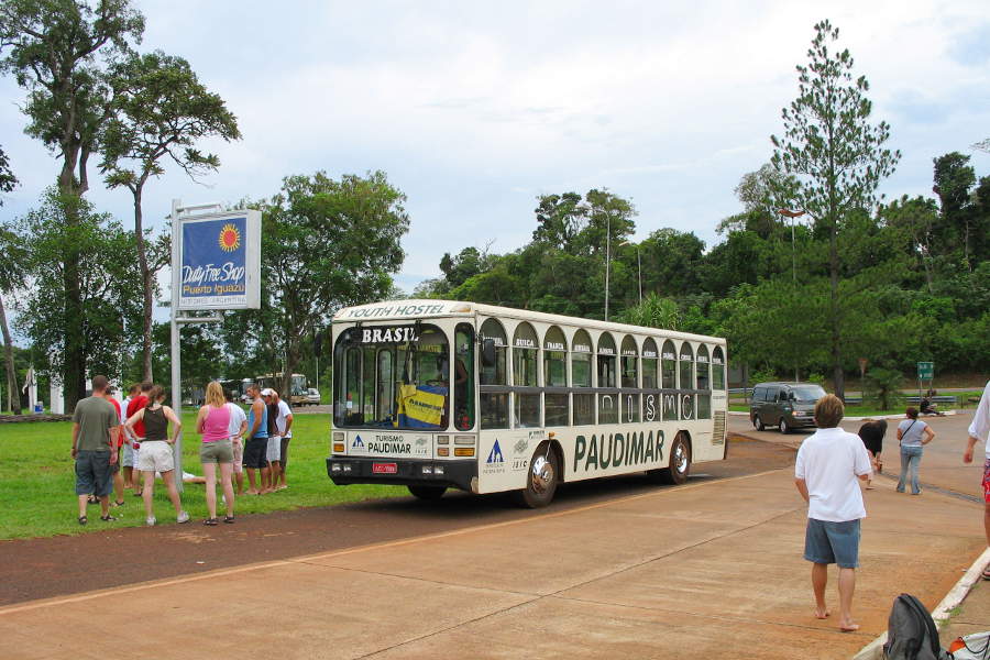 Der Bus unserer Hostel Paudimar am Grenzübergang von Iguazu