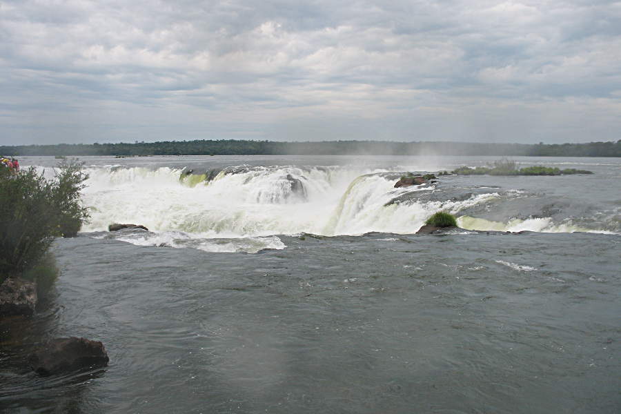 Von oben sieht die Garganta del Diablo im Nationalpark von Iguazu gar nicht so gefährlich aus. Dort geht es aber rauschend ab.