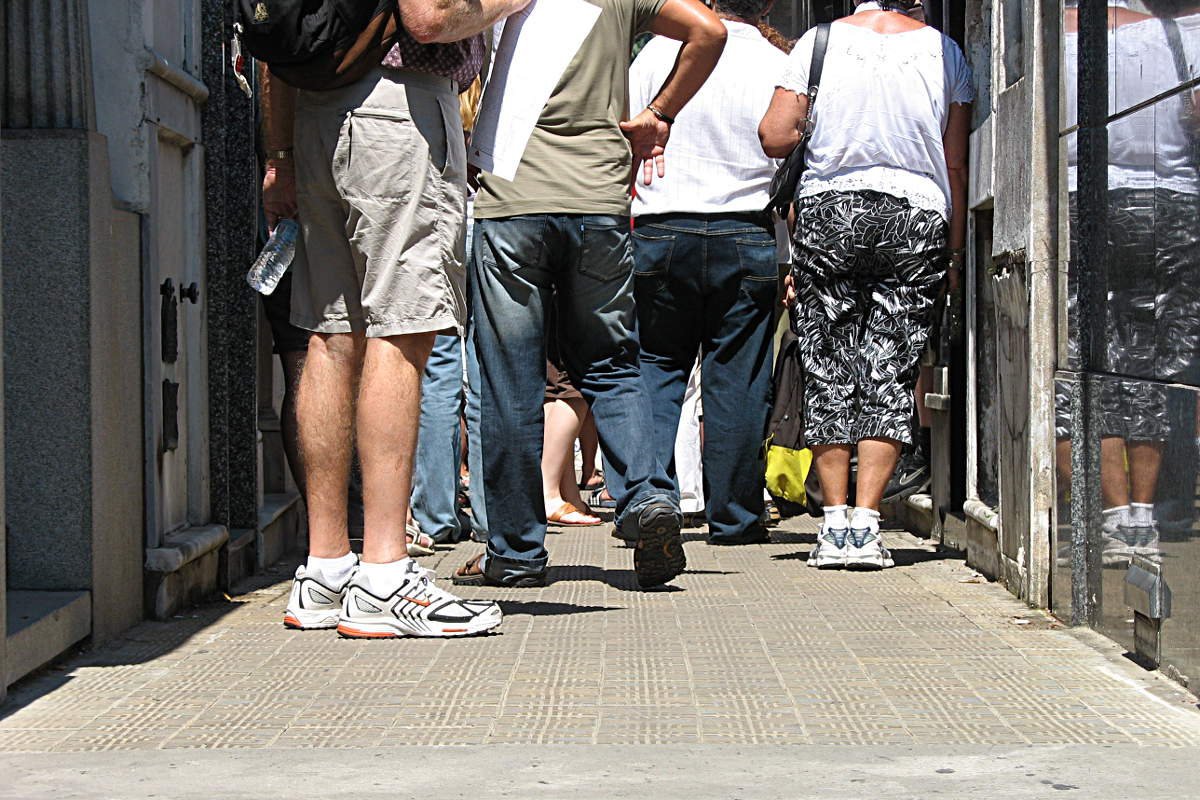 Touristen vor dem Grab von Eva Peron auf dem Friedhof von Recoleta, Buenos Aires