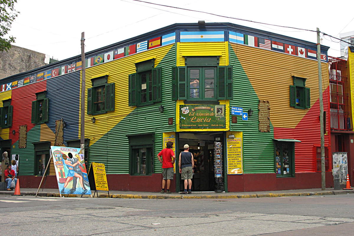 Typische bunte Wellblechfassade im Touristenviertel La Boca in Buenos Aires