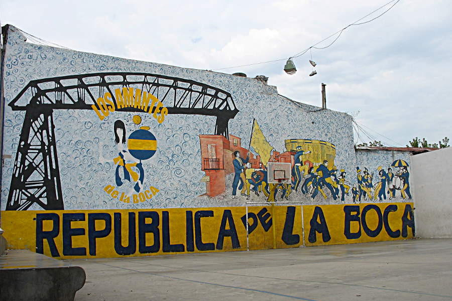 Hinterhof-Fußballplatz abseits der Touristenpfade in La Boca, Buenos Aires