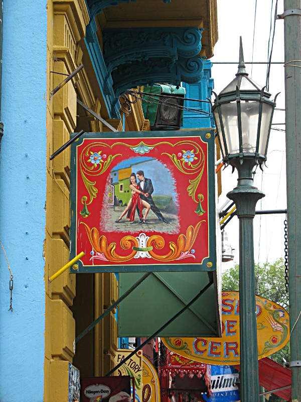 Bunte Schilder an den Shops im Viertel La Boca, Buenos Aires