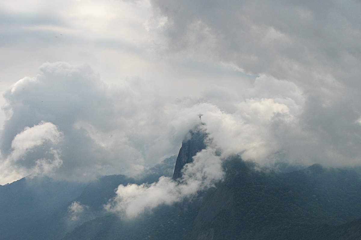 Die Christusstatue in Rio de Janeiro im Nebel