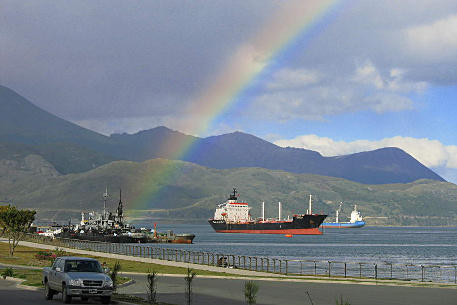 Ein Regenbogen über dem Hafen von Ushuaia