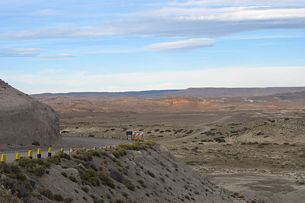 Typische Piste mit typischer Landschaft entlang der Ruta 40 von San Carlos de Bariloche nach El Calafate