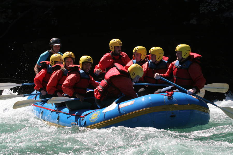 Unser voll besetztes Boot am Anfang der Rafting-Tour