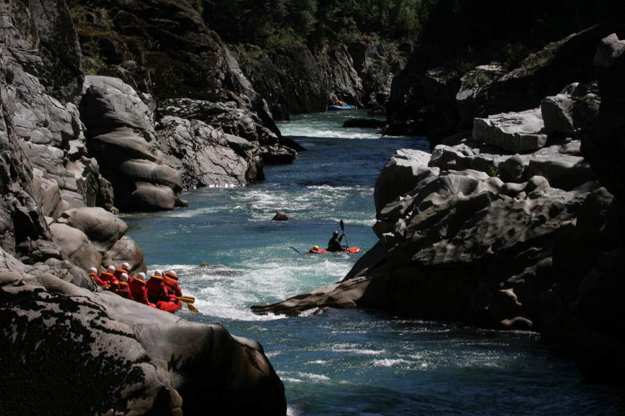 Nach dem Kentern werden die einzelnen Paddler wieder eingesammelt - von anderen Booten und dem Safety Kayak.