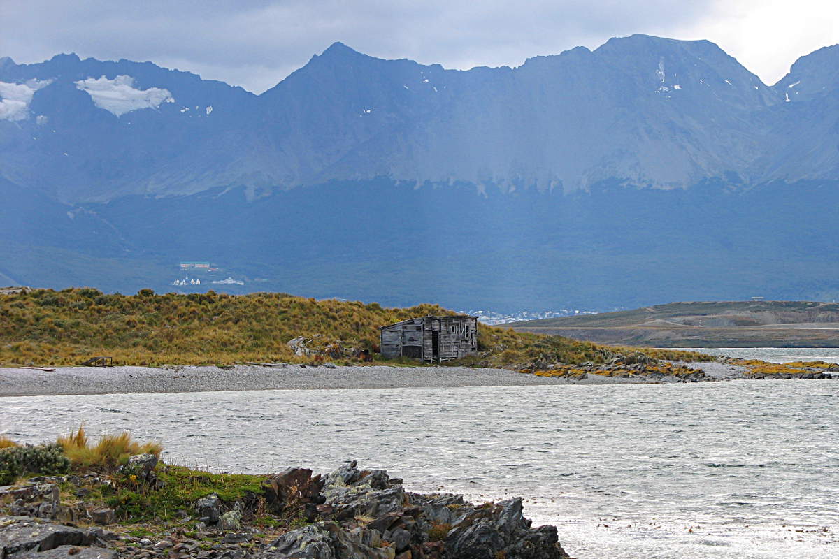 Kleine Schutzhütte auf einer Insel im Beagle Kanal vor Feuerland