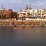 Drachenbootpaddler auf der Weser in Bremen