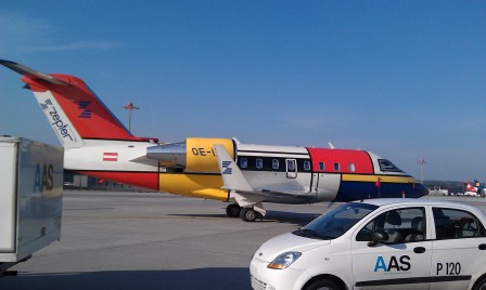 Flugzeug im Mondrian-Design auf dem Flughafen Zürich