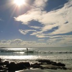 Surfer am Strand von Noosa, Australien