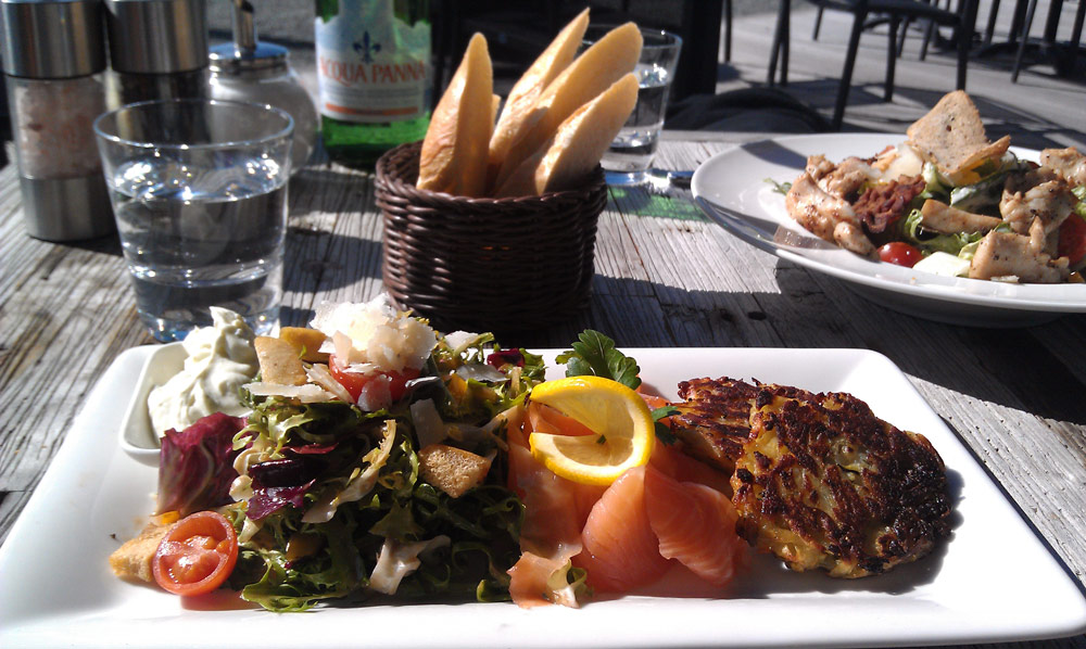Salat mit frischem Lachs und Röstis im Restaurant Riva in der Überseestadt Bremen