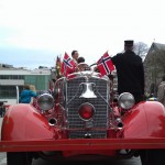 Zum norwegischen Nationalfeiertag geschmücktes Feuerwehrauto in Stavanger