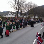 Umzugsteilnehmer an der Parade zum Nationalfeiertag in Jorpeland