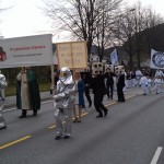 Umzugsteilnehmer an der Parade zum Nationalfeiertag in Jorpeland