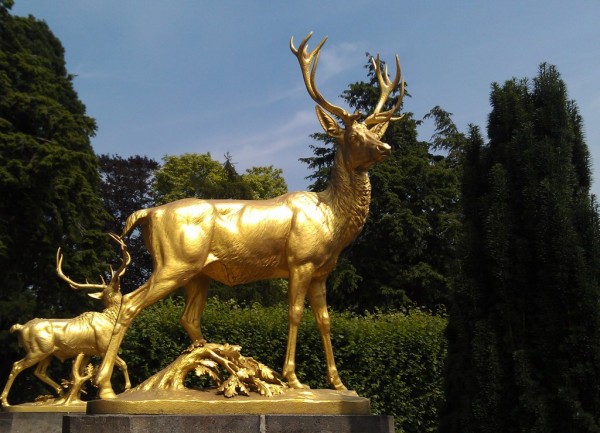 Goldener Hirsch im Garten der Drachenburg
