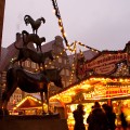 Die Bremer Stadtmusikanten blicken auf den Weihnachtsmarkt Bremen.