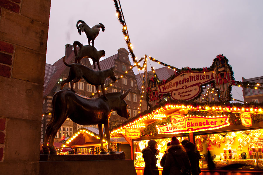 Die Bremer Stadtmusikanten blicken auf den Weihnachtsmarkt Bremen.