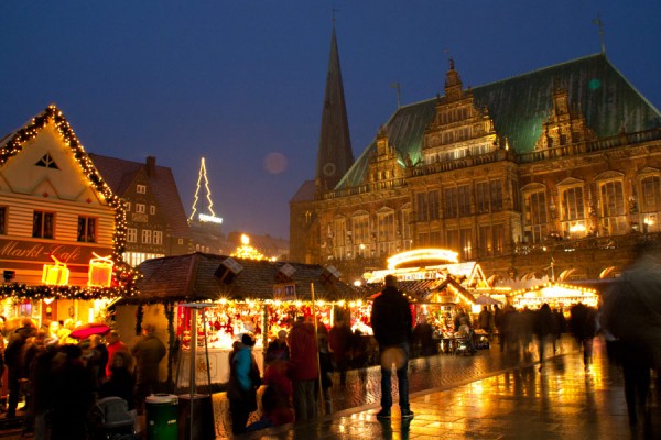 Christmas market in front of Bremen town hall