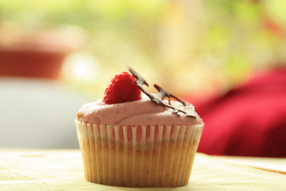 Himbeer-Cupcake mit Schoko-Deko