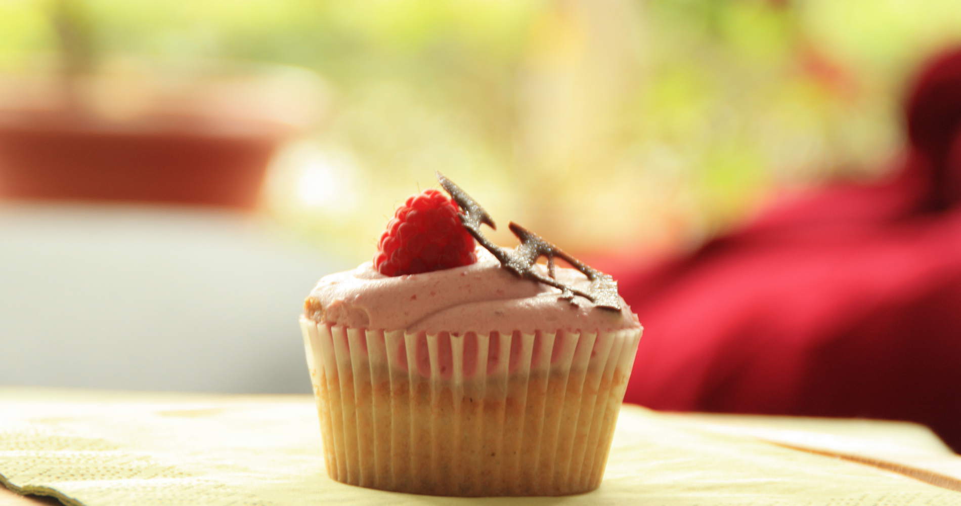 Himbeer-Cupcake mit Schoko-Deko