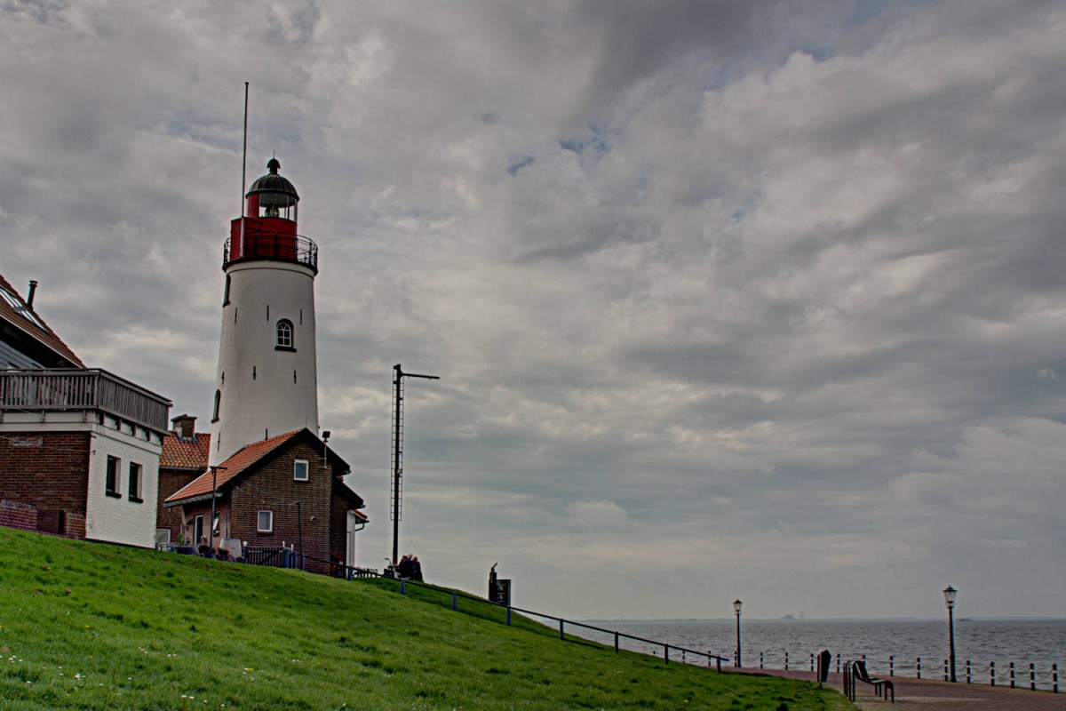 Vom Leuchtturm von Urk aus kann man aufs Ijsselmeer schauen.