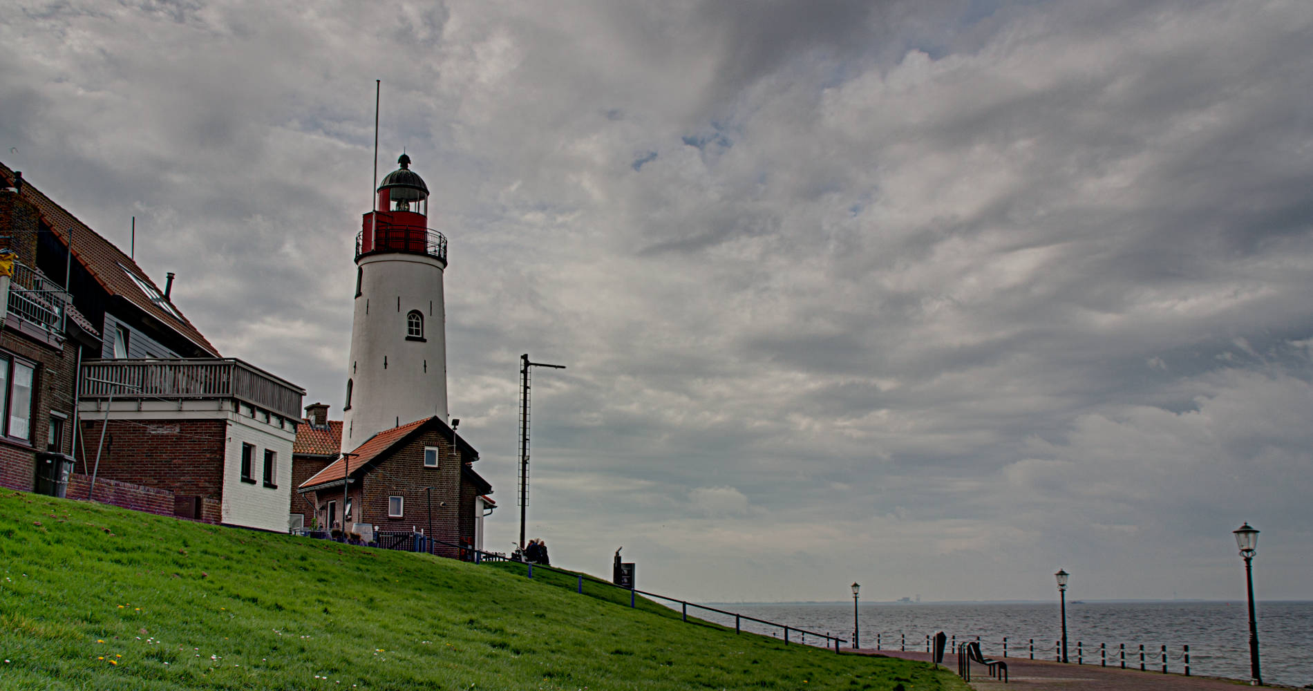 Vom Leuchtturm von Urk aus kann man aufs Ijsselmeer schauen.