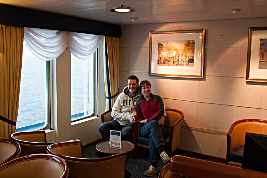 Steffen und ich entspannt in der Commodore Deluxe Lounge an Bord der King Seaways