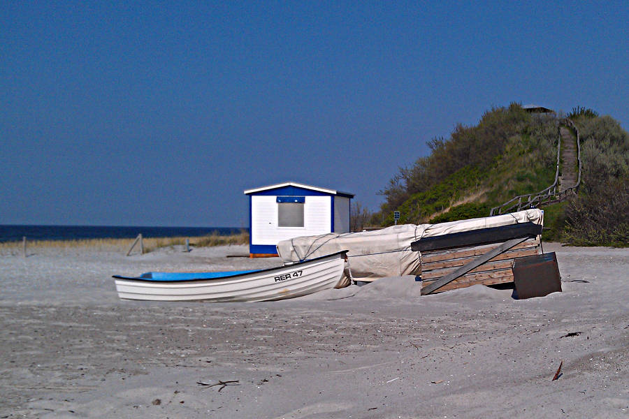Einsames Boot am Strand von Rerik / At the beach of Rerik at the Baltic Sea