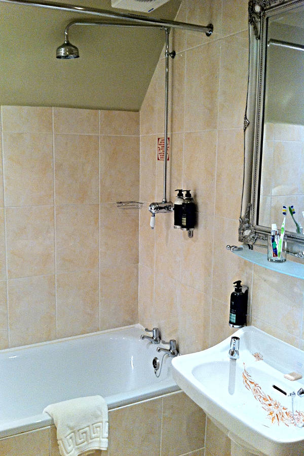 Die Badewanne mit Duschkopf im Hotel Lumley Castle