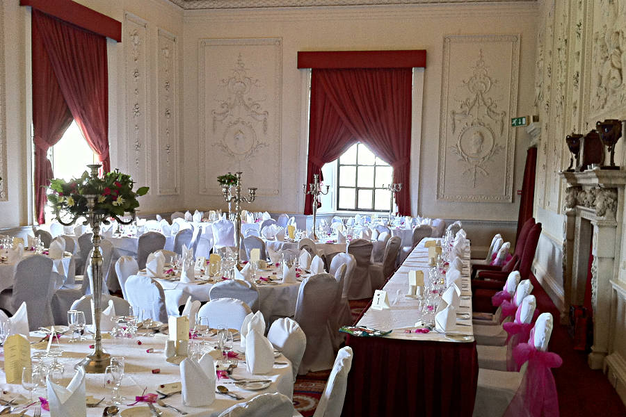Der Bankettsaal im Hotel Lumley Castle - geschmückt für eine Hochzeitsfeier