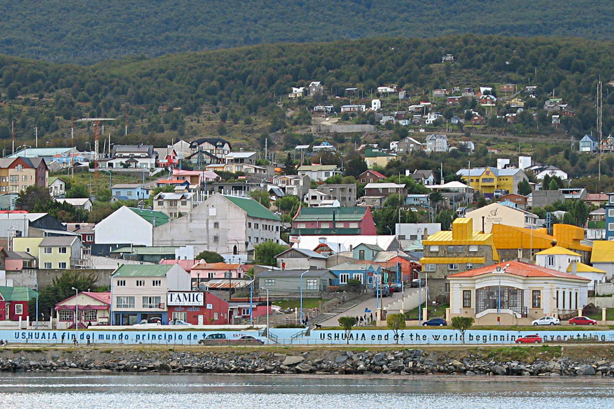 Blick auf Ushuaia vom Beagle Kanal aus