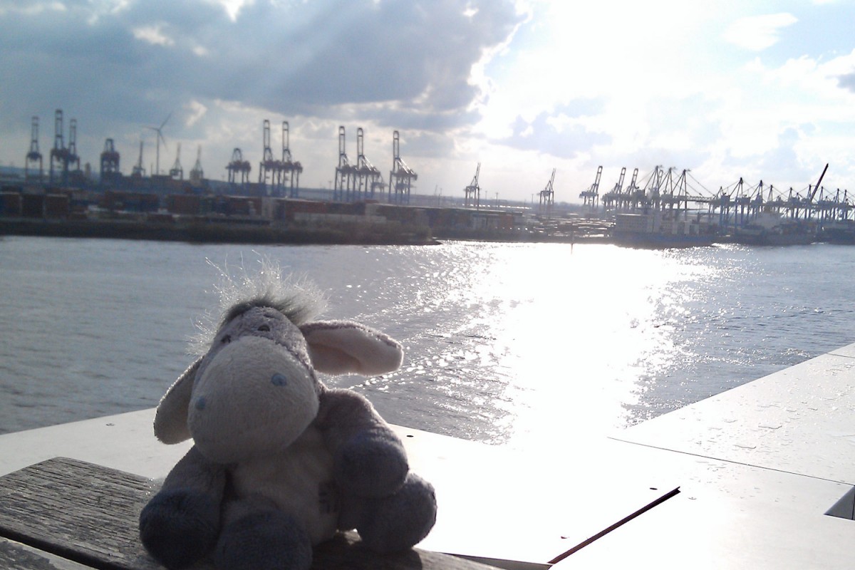 Blick vom Docklands auf die Hafenanlagen in Hamburg