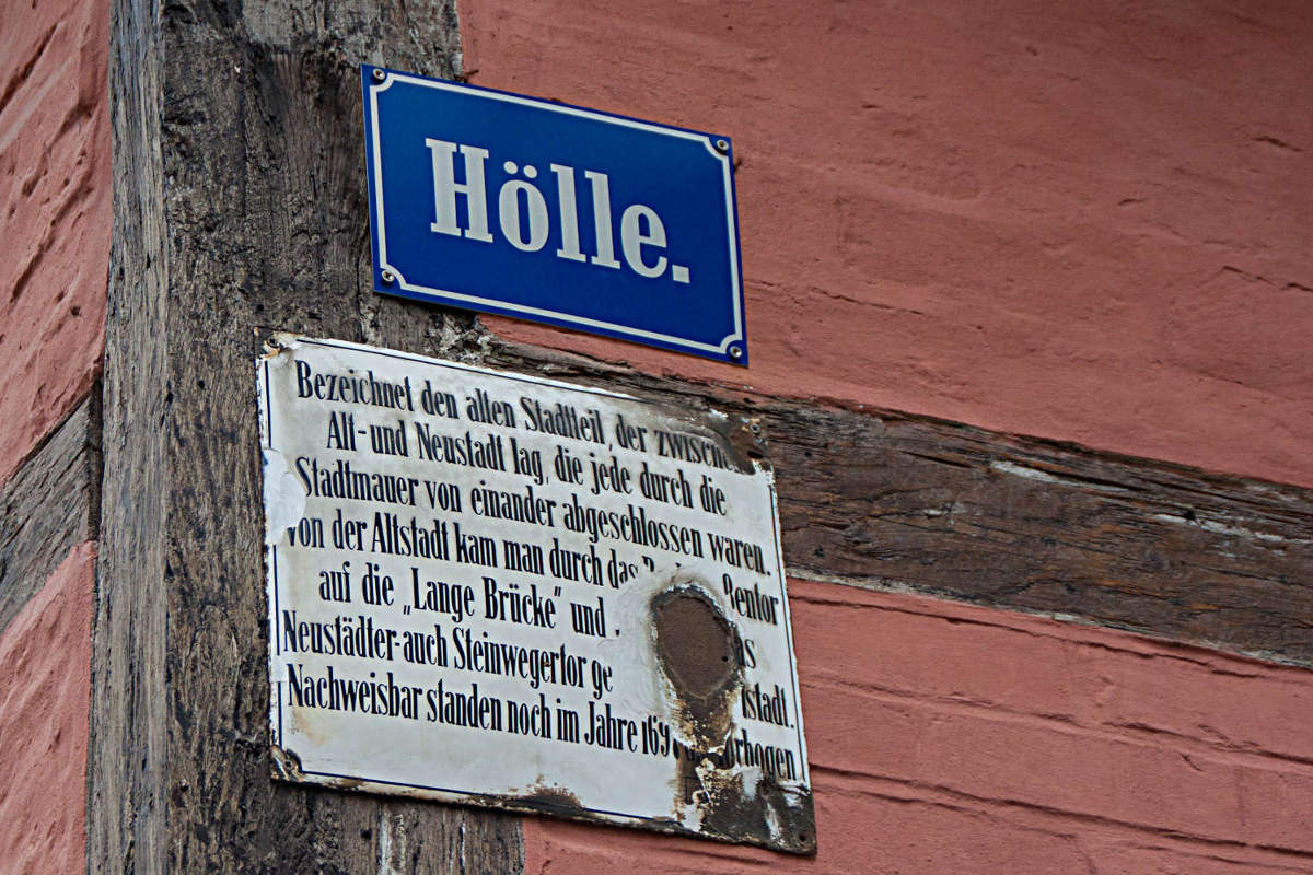 Straßenschild für die "Hölle" in Quedlinburg