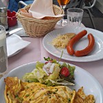 Mein Omelette und Elkes Würstchen im Café Prückel Wien