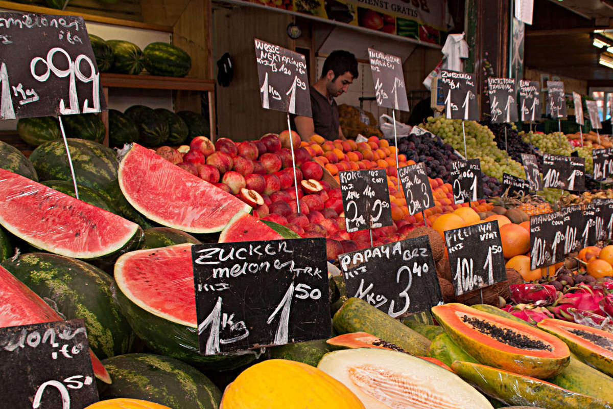 Obststand auf dem Naschmarkt in Wien