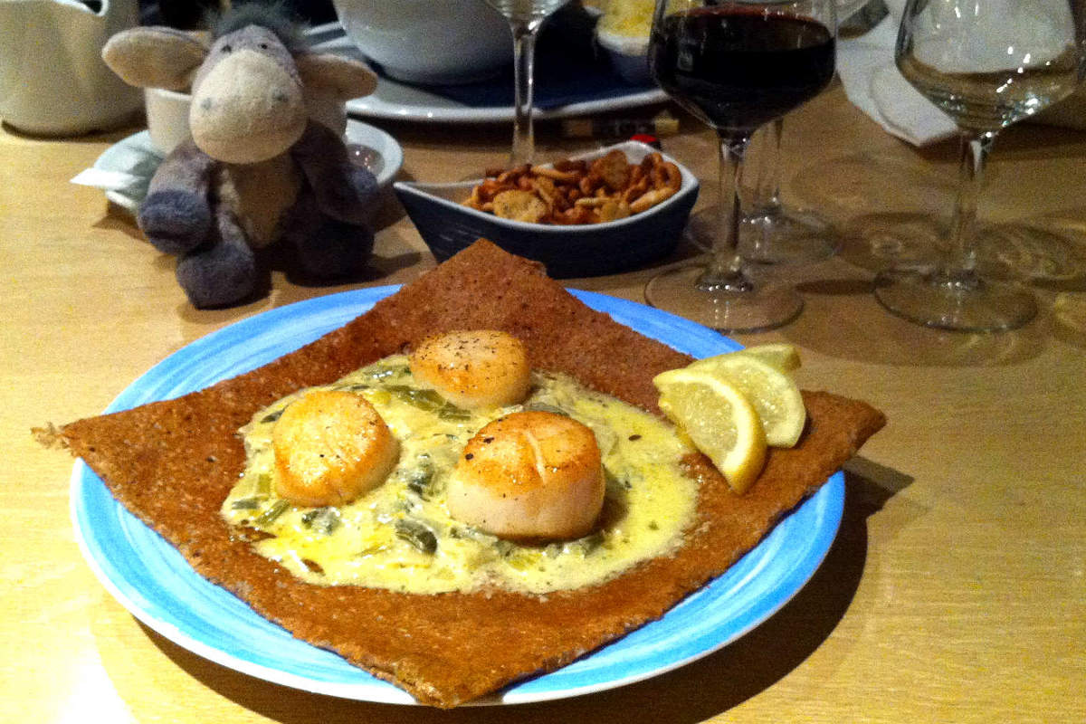 Der Esel unterwegs genießt eine Gallette mit Jacobsmuscheln.