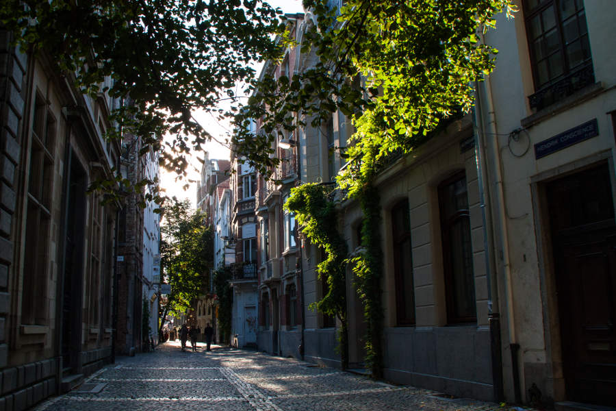 Kleine, niedliche Gasse in der Altstadt Antwerpens