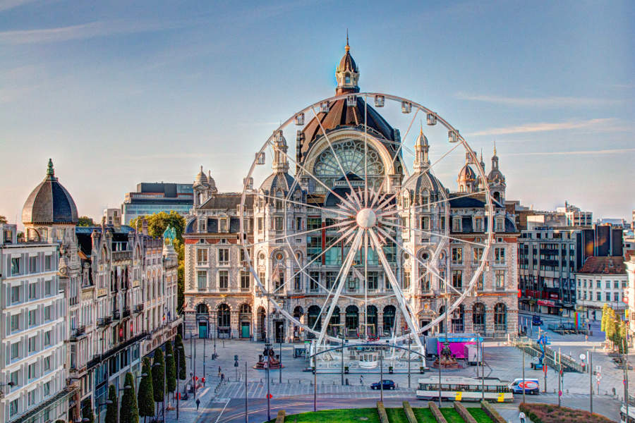 Blick aus unserem Hotelzimmer auf das Riesenrad vor dem Bahnhof von Antwerpen