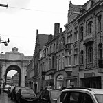 Straße in Ypern mit Blick aufs Menintor