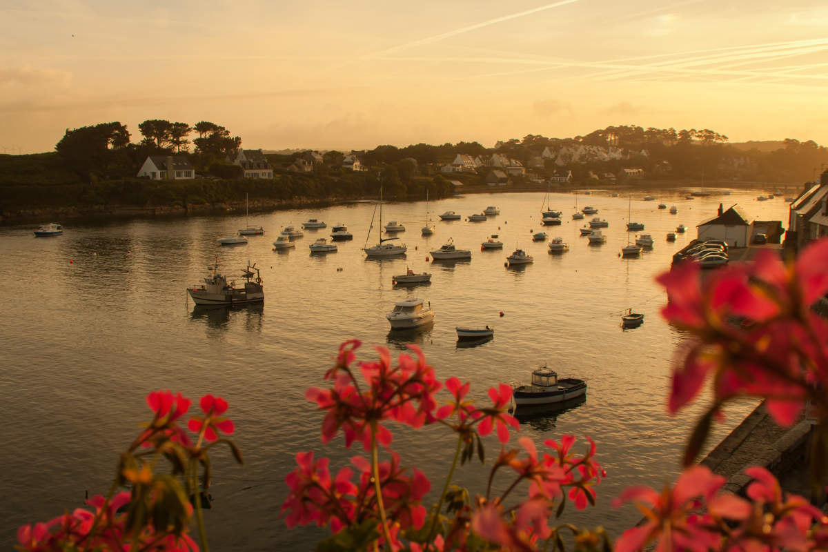 Sonnenaufgang im Hafen von Le Conquet in der Bretagne