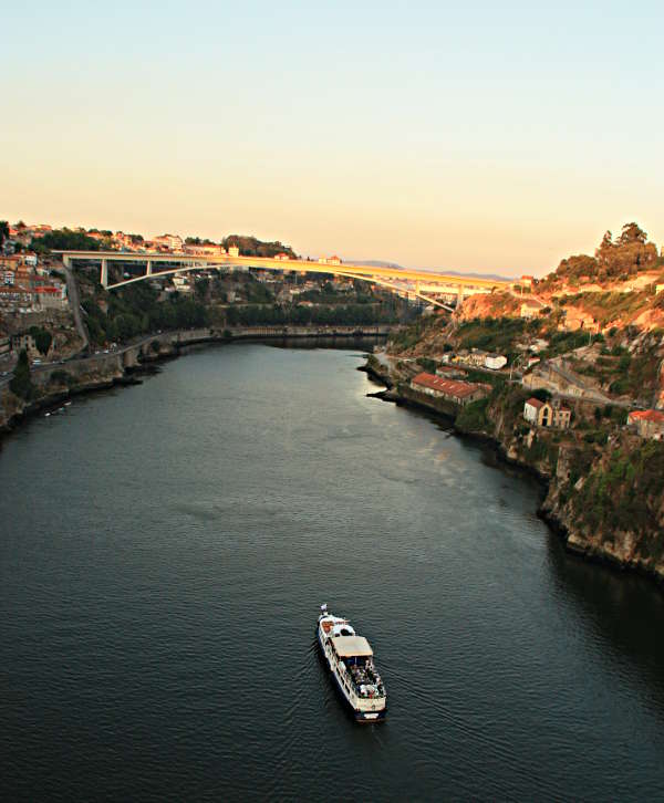 Blick auf den Douro von der Brücke Ponte Dom Luis in Porto