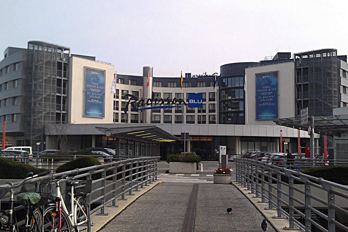 Blick vom Flughafen auf das Radisson Blu Hotel Hamburg Airport