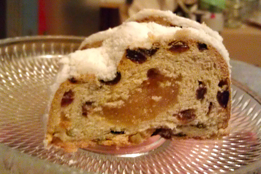 Zum Reinbeißen - der Marzipanstollen aus dem Spezialitäten-Haus G. Schultheis