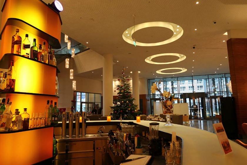 Die Amber Lounge Bar im Radisson Blu Hotel Rostock