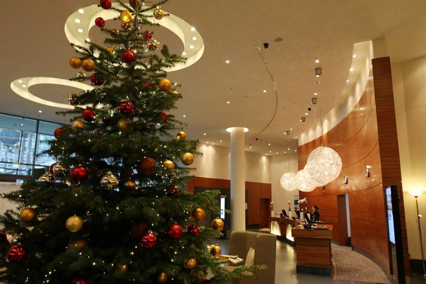 Die weihnachtlich geschmückte Lobby im Radisson Blu Hotel Rostock