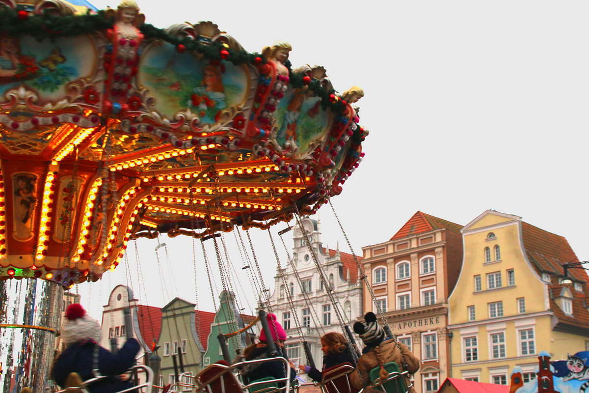 Karussel auf dem Rostocker Weihnachtsmarkt.