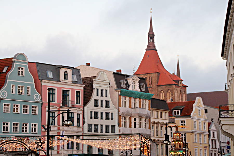 Weihnachtliche Atmosphäre entlang der Kröpeliner Straße in Rostock